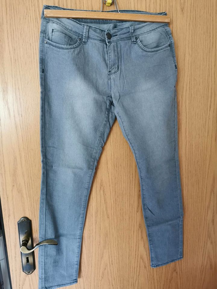 Graue Skinny Jeans in Hassel bei Stendal