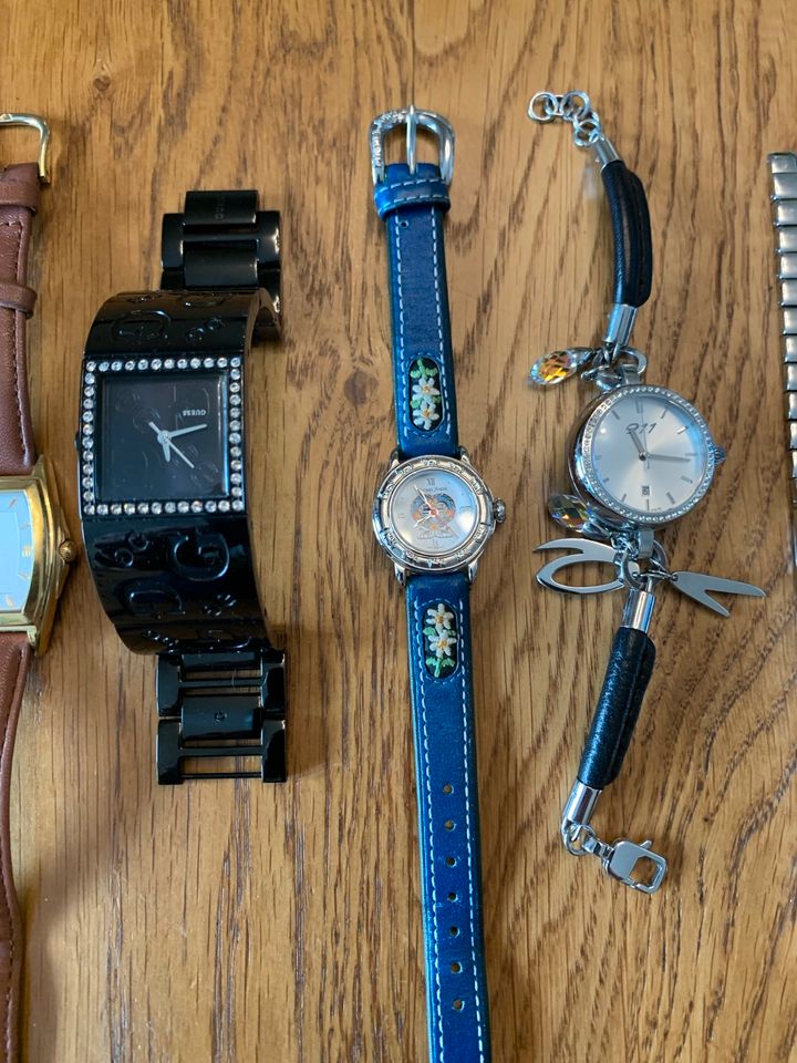Verschiedene Armbanduhren in Neuss