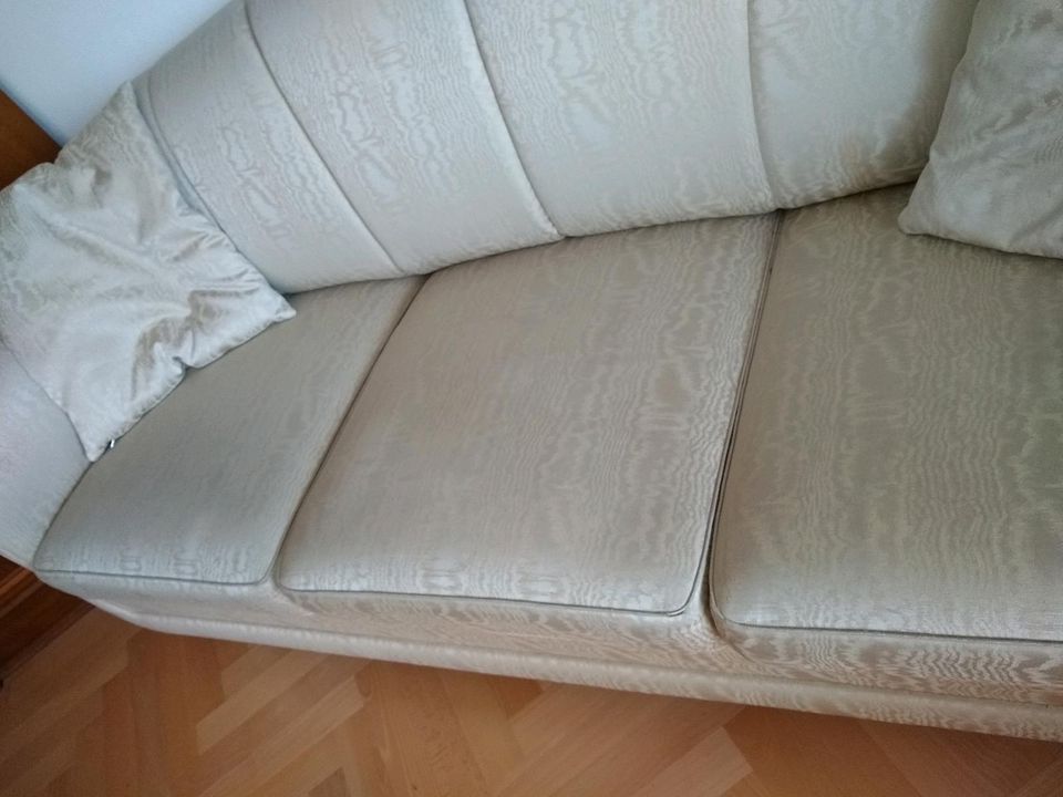 Sofa, Vintage, mit Hocker, cremefarben.  nur noch im April!! in Buxheim