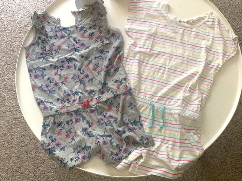 2 Mädchen Jumpsuits/Kleider Gr 134/140 in Schweinfurt