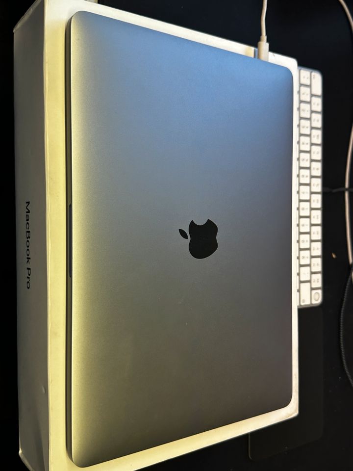 Macbook Pro 13 Space Gray 8GB 256GB 2021 leichte Mängel, Defekt in Dortmund