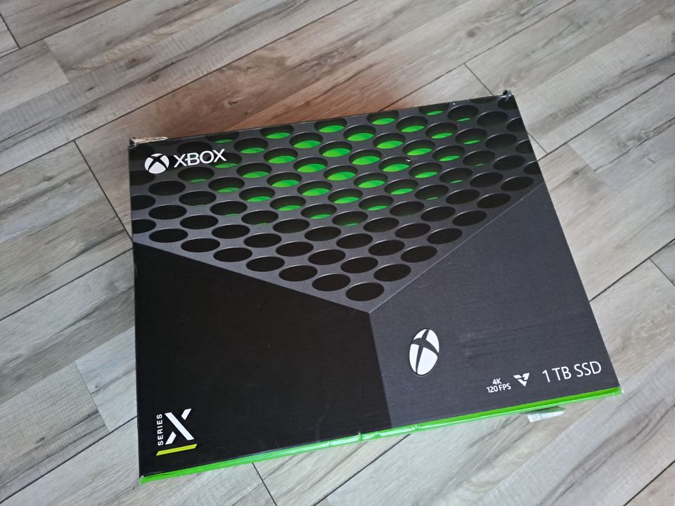 XBox X 1TB SSD + 2 Controllers. in Schöllkrippen