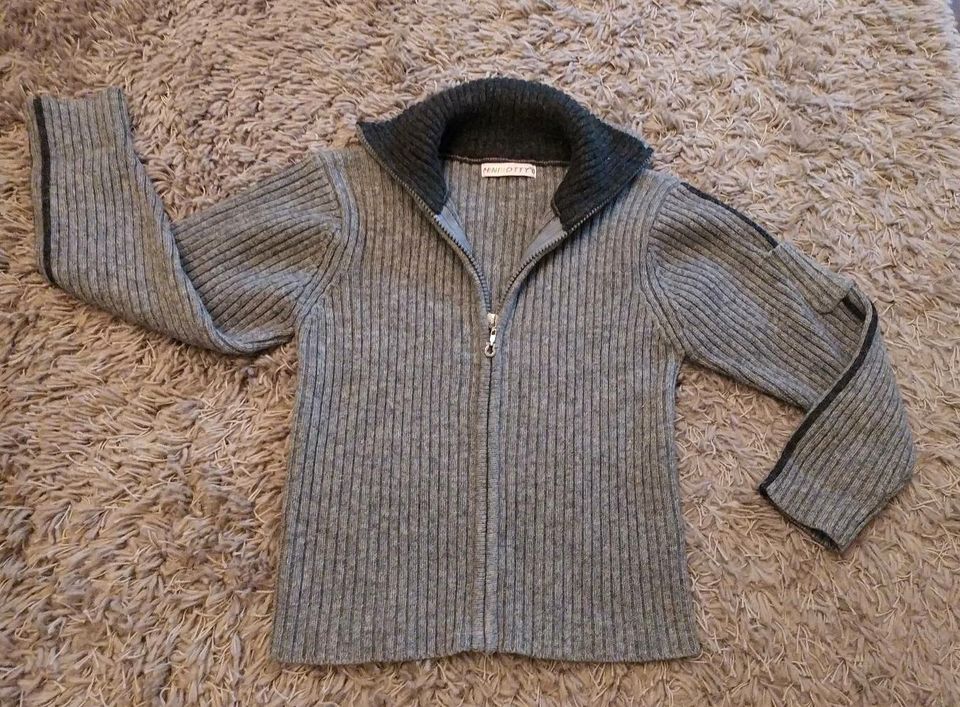 MiniBotty Strickjacke Gr. 110/116 wie neu in Ammersbek