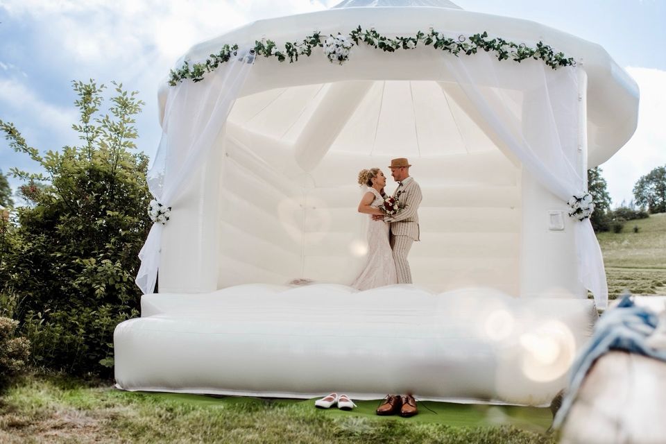 Weiße Hüpfburg für Hochzeit mieten in Köln