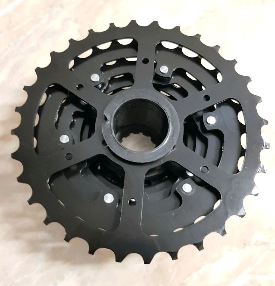 2  Neue Shimano HG MTB Zahnkränze 8-fach für HG Freilauf in Einbeck