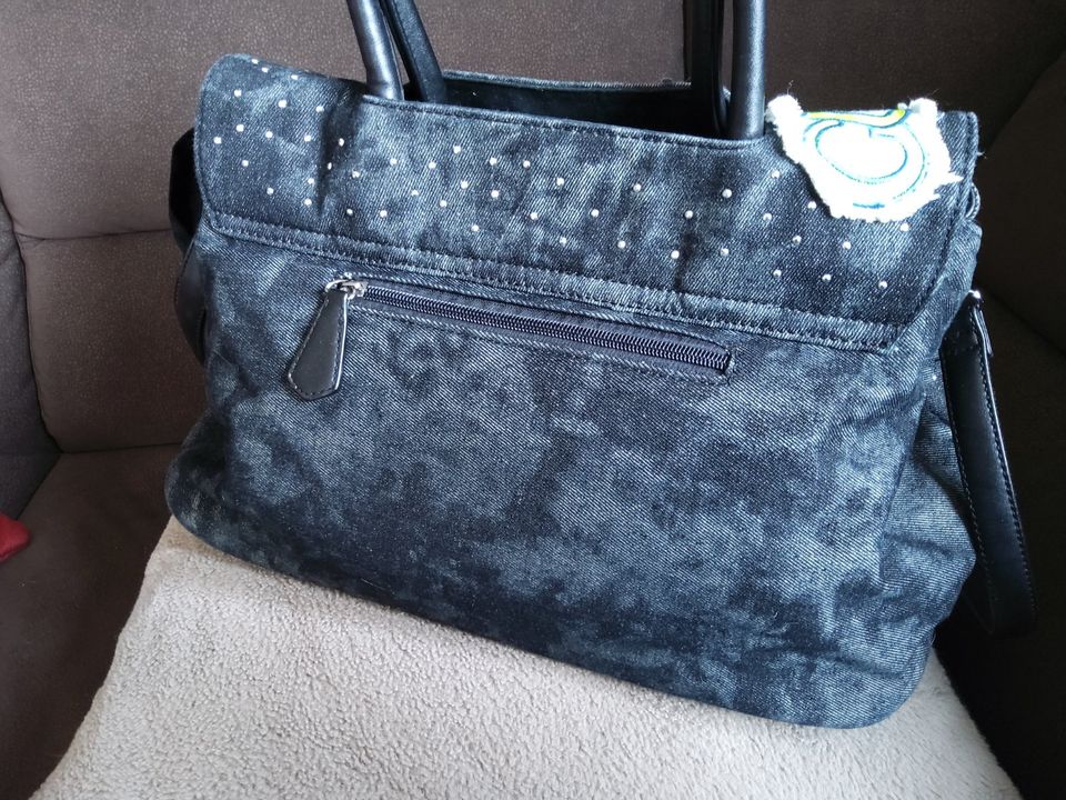 Handtasche Desigual-Stil Jeansstoff schwarz mit bunten Sticker in Fürstenfeldbruck