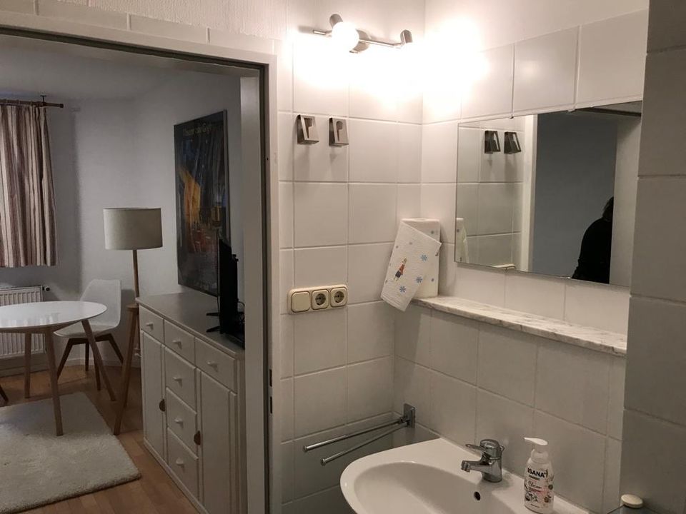 Möbliertes Souterrain-Zimmer für Einzelperson, separater Eingang in München