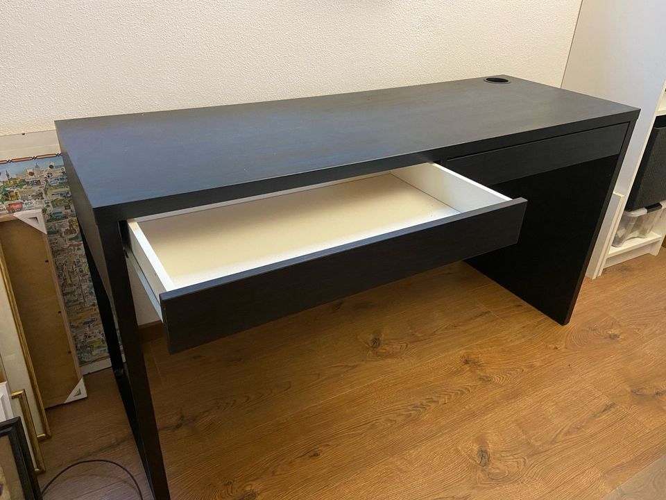 MICKE Schreibtisch, schwarzbraun, 142x50 cm in Geretsried