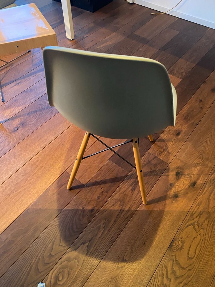 Vitra Eames Plastic Side chair Holzbeine in Köln