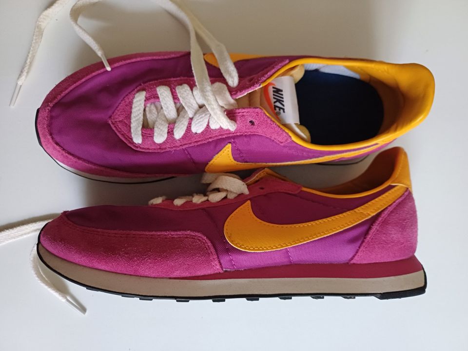 NEU! NIKE Sneaker Waffle Trainer 2 SP Fireberry DB3004-600 40,5 in Berlin