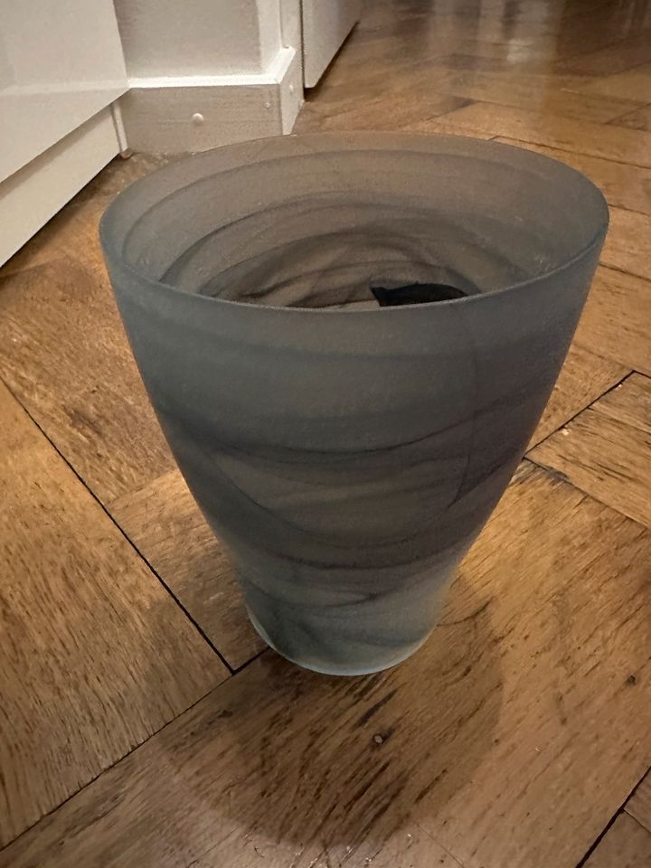 Vase Blumenvase grau aus Glas in München