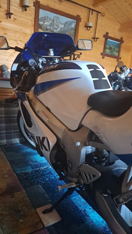 SUZUKI GSXR 600 - ORIGINALZUSTAND, sehr gepflegt, neue Bereifung in Freyburg (Unstrut)