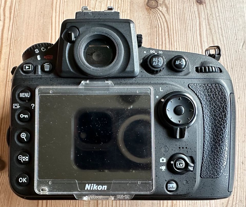 Nikon D 800 erst 5.414 Auslösungen mit Batteriegriff in Neuss