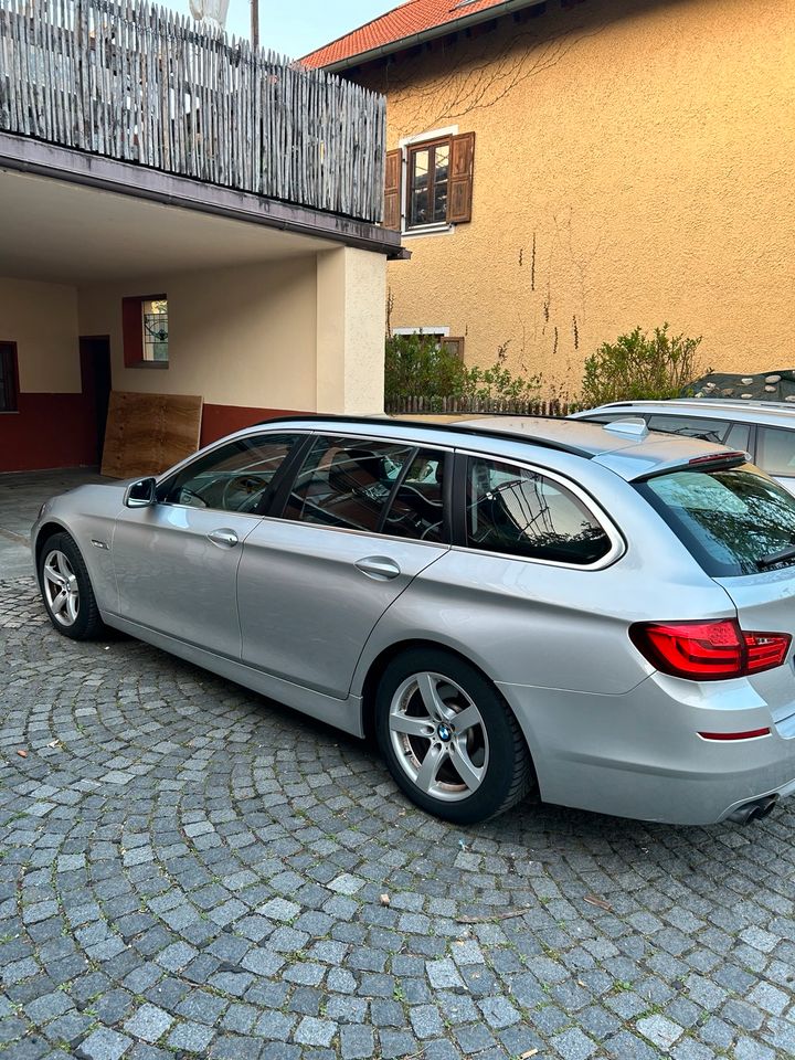 BMW 528i / TÜV Neu, 8-fach bereift, Panoramadach etc. in Erding