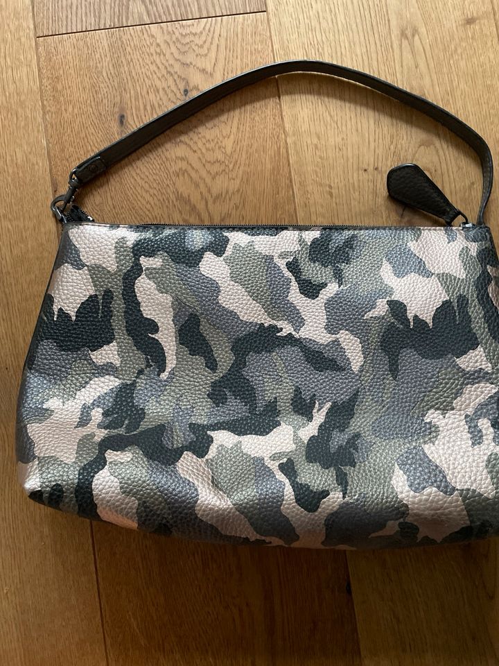 Guess Tasche Schultertasche Militärisch in Hamburg