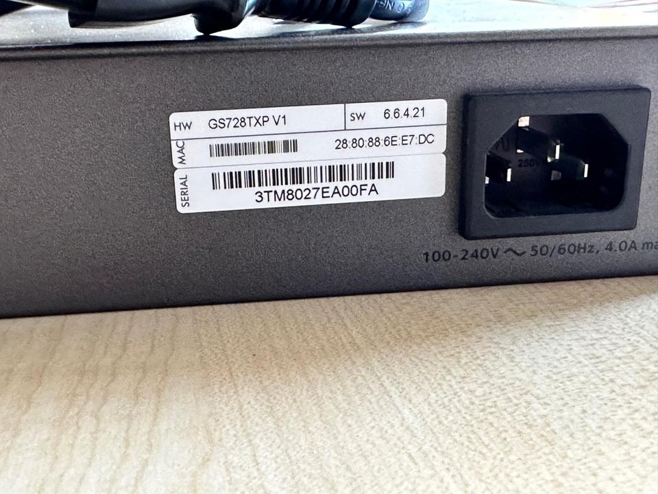 Netgear ProSAFE S3300-28X-PoE+ Switch Rack 24x 10/100/1000 Netgear ProSAFE S3300-28X-PoE+ Switch Rack 24x 10/100/1000