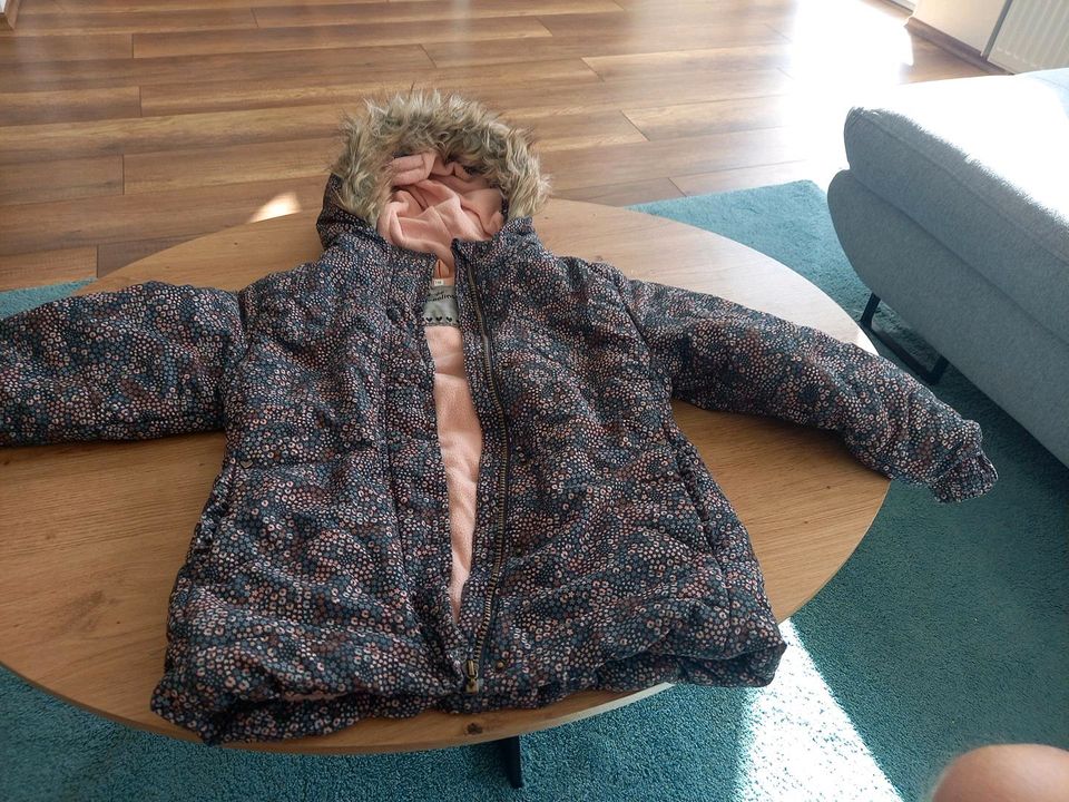 Mädchen Winterjacke Gr. 116 in Berlin