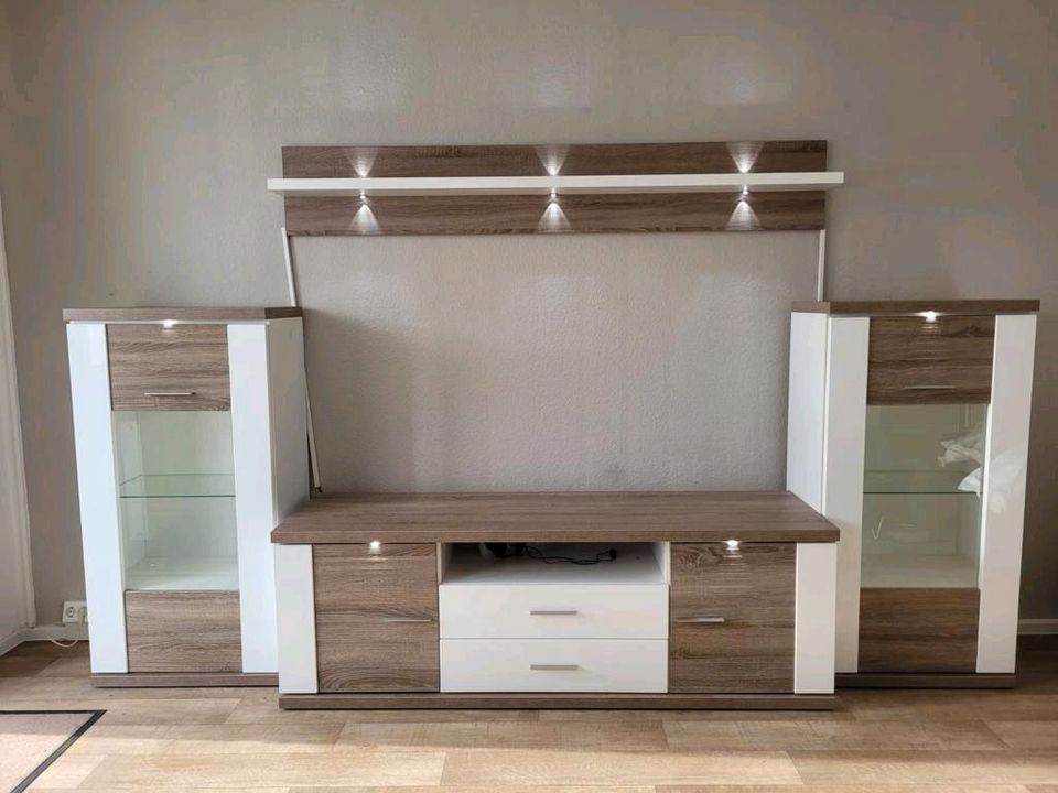 #C Wohnwand Titan weiß Sideboard Vitrine Wandboard Spotlight in Chemnitz