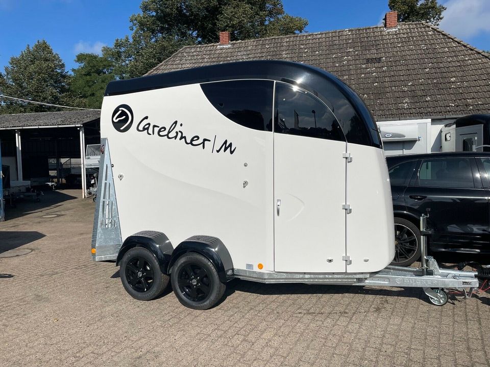 SONDERPREISE 2-PFERDEANHÄNGER CARELINER M SATTELKAMMER ALU 100KM in Bremen