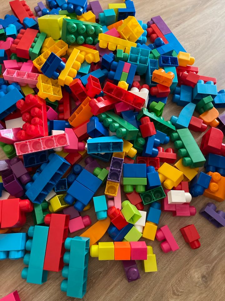 Kiste voll Mega Bloks Bausteine wie Lego in Groß in Berlin