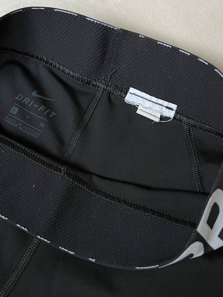 Nike Pro Shorts (weiblich, Gr. S) schwarz in Senden