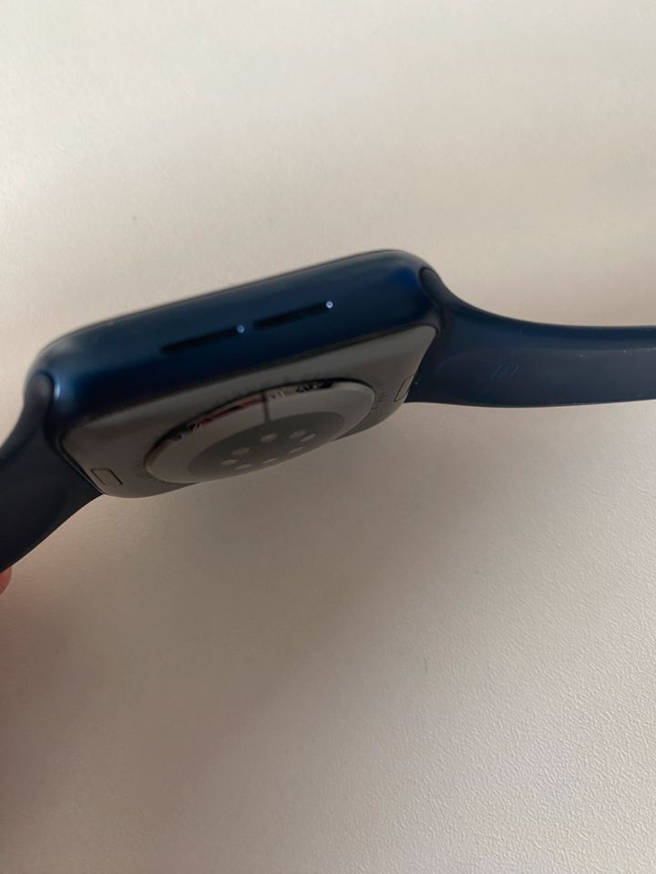 Apple Watch Series 6 Blau 44m in Düsseldorf