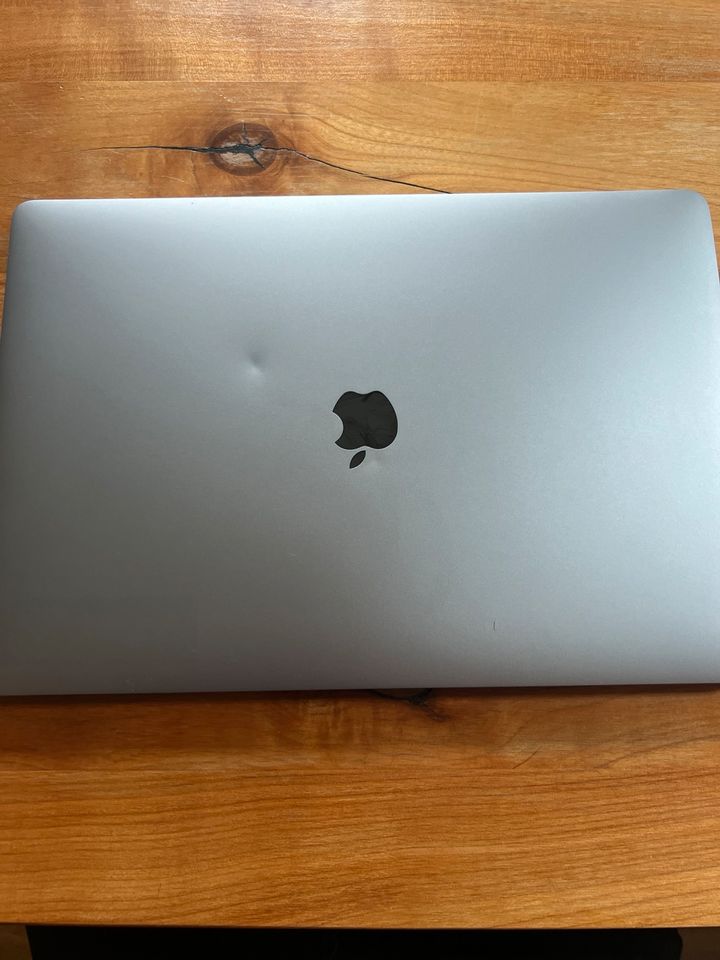 MacBook Pro 16 Zoll in Pocking