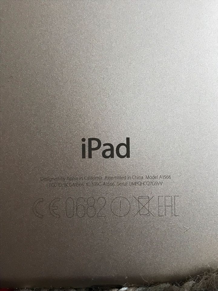 iPad Air 2 Gold mit roter Schutzhülle in Crinitzberg