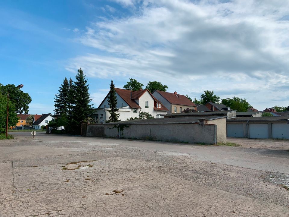 anheimelnde Villa mit 2 Wohneinheiten plus 22 Garagen u. Grundstück ***** in Perleberg