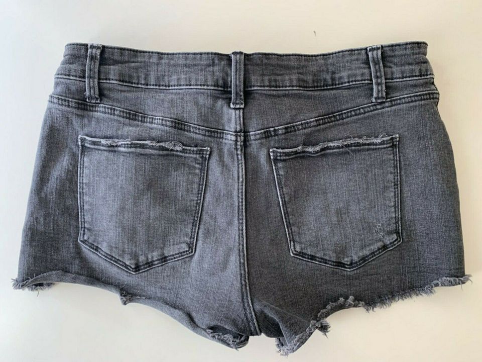 ZARA trendy sexy Jeans Short anthrazit/schwarz used Optik Gr.M in Berlin