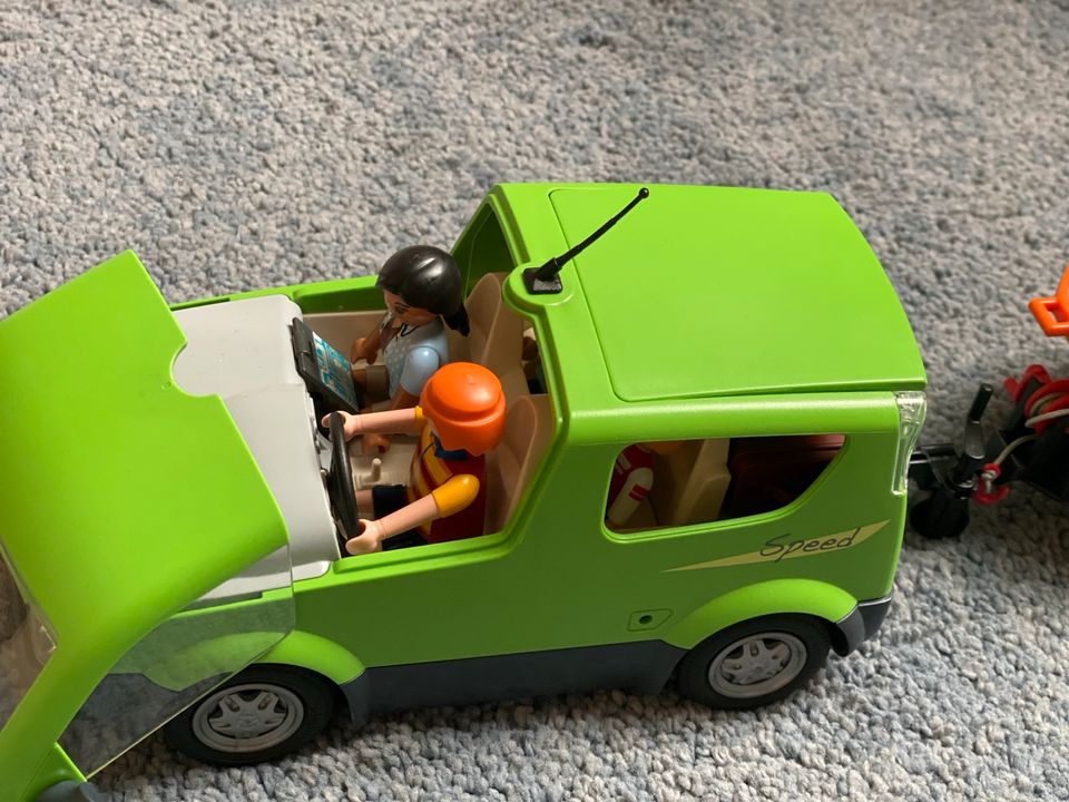 Playmobil Familie mit Auto und Boot incl. Anhänger in Lauf