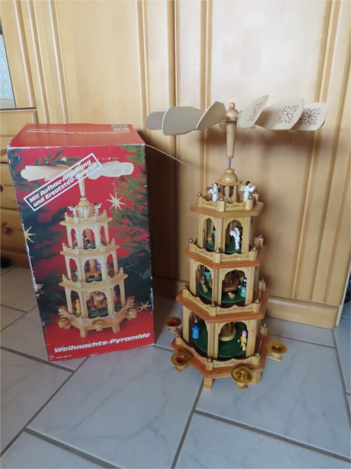 helle Weihnachts-Pyramide 4-Stöckig ca 58 cm hoch/Brauns-Heitmann in Fürthen