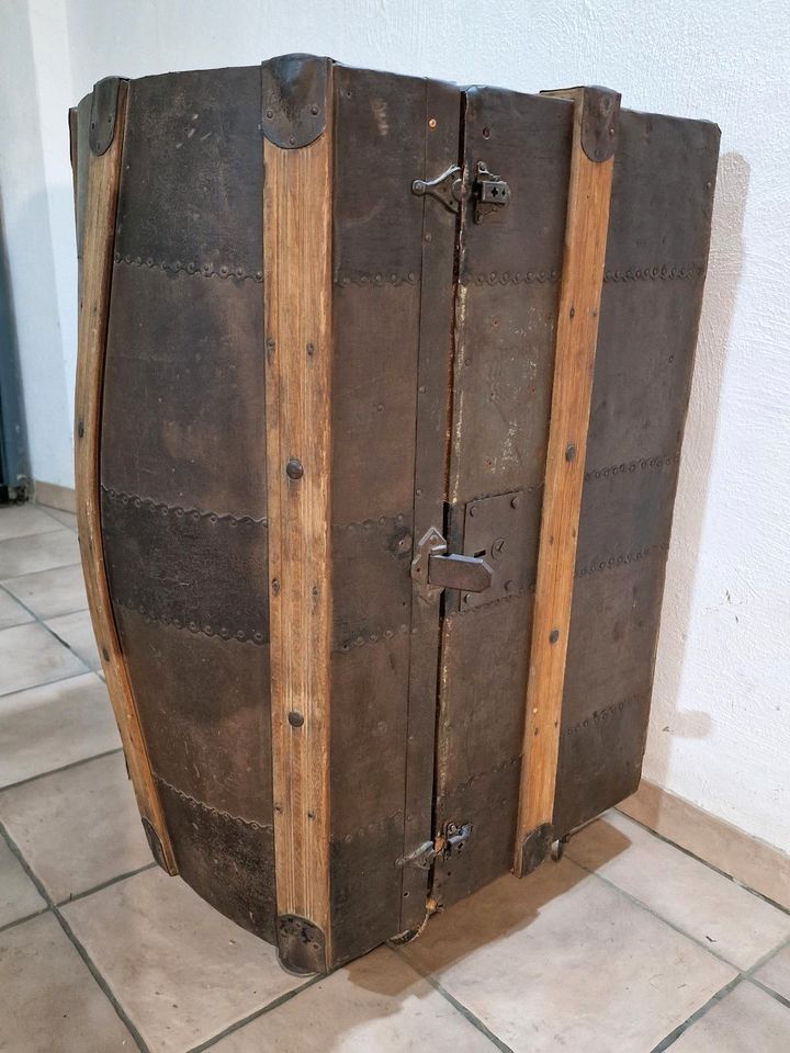 Wunderschöner Barschrank/Weinschrank aus einer antiken Runddeckel in Hückelhoven