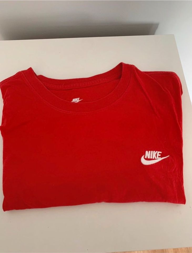 Rotes Nike Shirt in Wiesbaden
