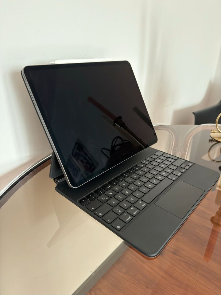 iPad Pro (12.9-inch) (5th generation) + Magic Keyboard in München