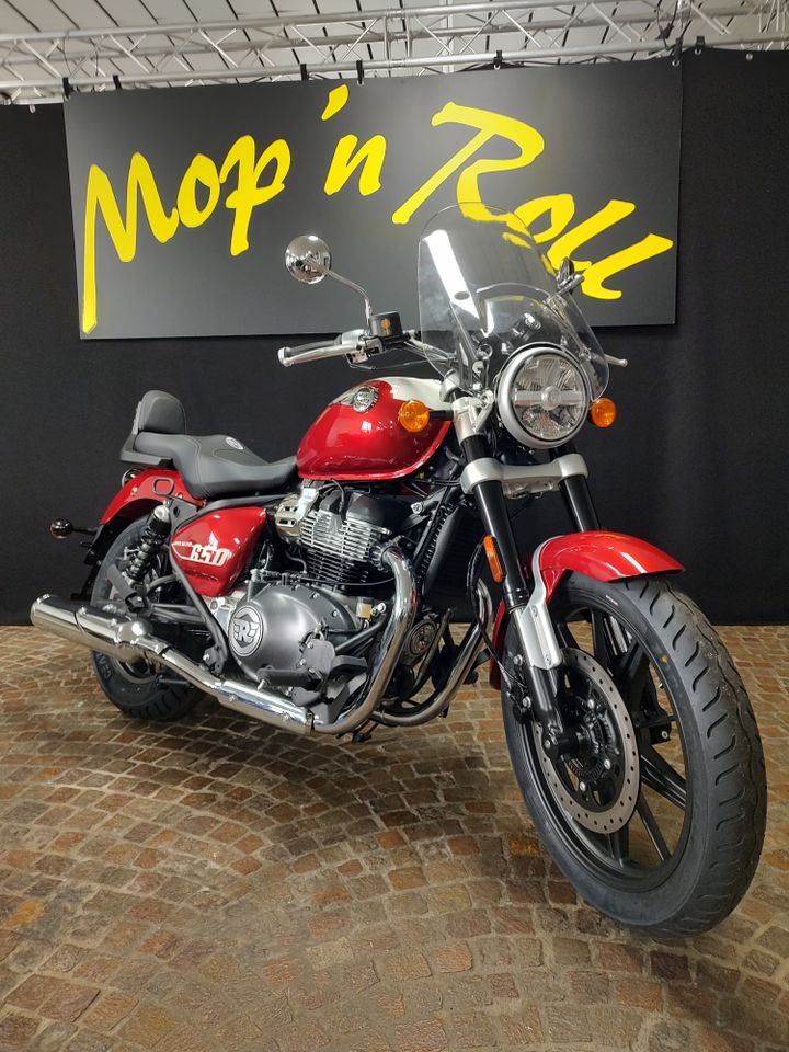 Royal Enfield Super Meteor 650 Astral Black oder Celestial Red in Bergisch Gladbach