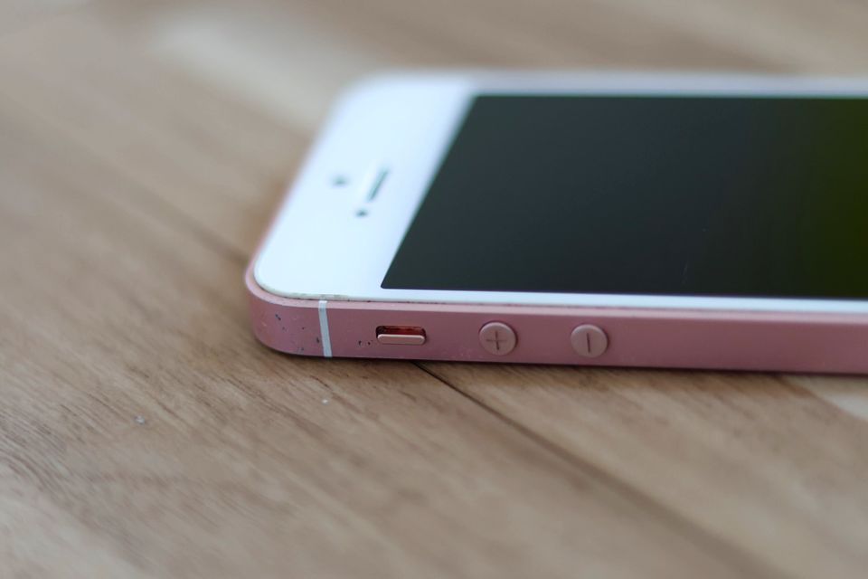 Apple iPhone SE 2016 32GB roségold in Düsseldorf