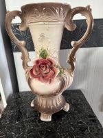 Antike Vase mit Rosenapplikation Hessen - Mainhausen Vorschau