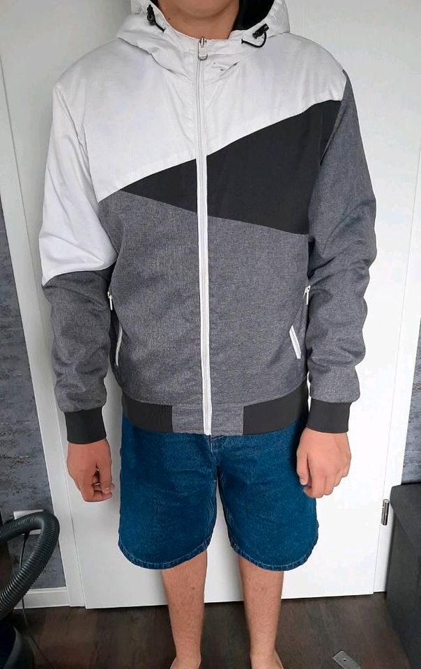 Jacke Jungs Grau / weiß / schwarz Größe M ca 170/176 in Radebeul