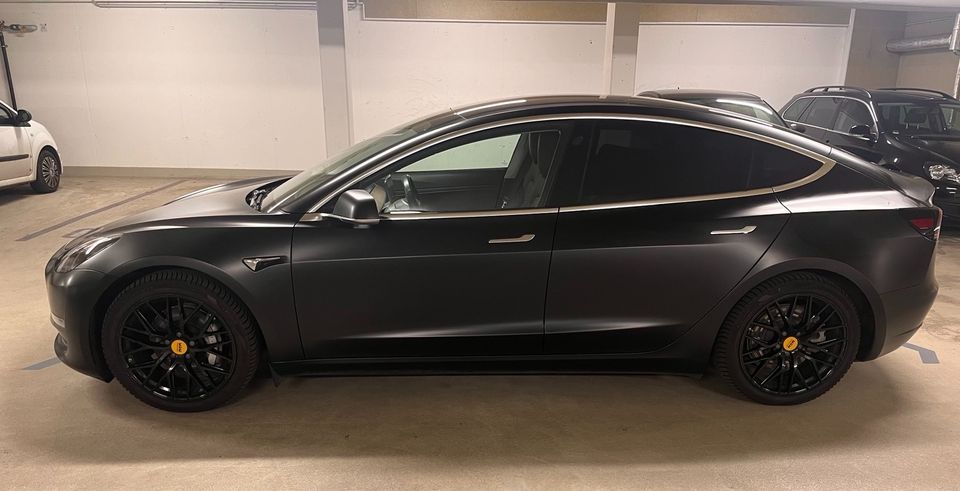 Tesla Model 3 Long Range 2019 matt schwarz 1.Hand in Berlin