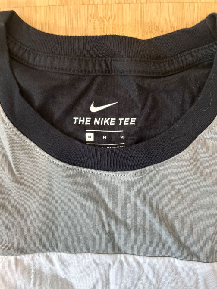 Nike Swoosh T-Shirt neu in Saarbrücken