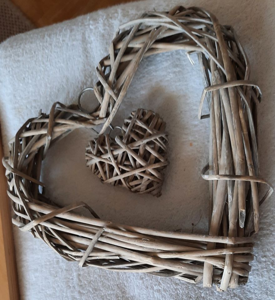 19 Herzen verschiedene Formen geflochten und aus Holz in Göppingen