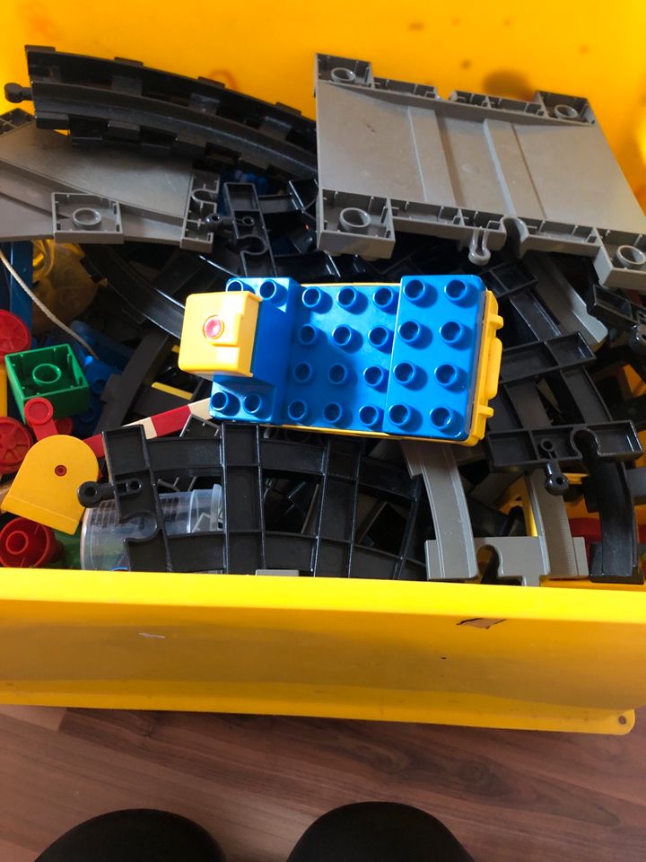 Lego Steine und Eisenbahn schienen in Verl