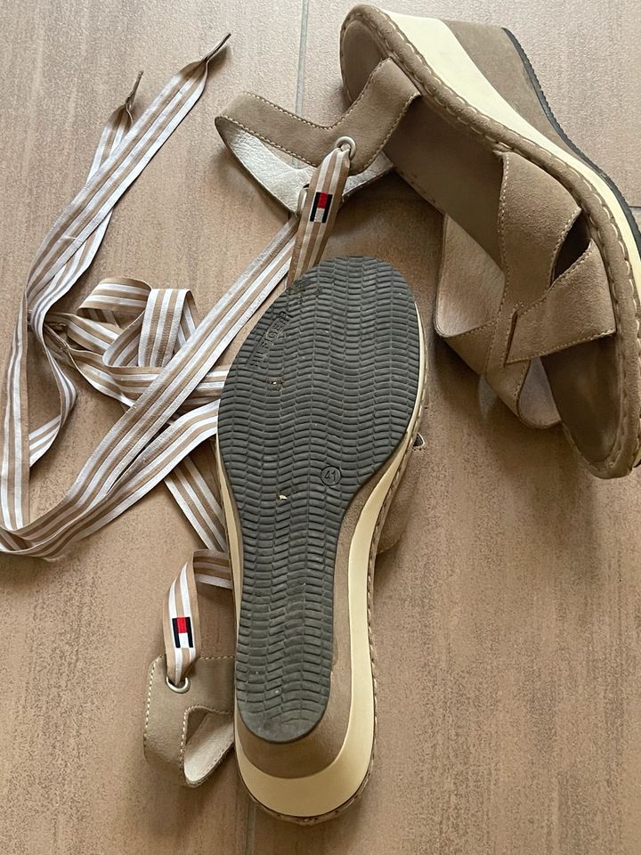 tommy hilfiger plateau sandalen beige größe 41 in Neuhausen/Spree
