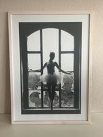 Desenio Poster Frau Ballerina vor Fenster schwarz weiß 50x70cm Hessen - Hanau Vorschau