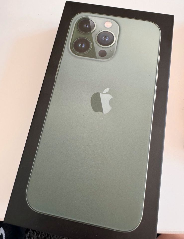 iPhone 13 Pro alpin grün 128 GB mit Zubehör in Leipzig