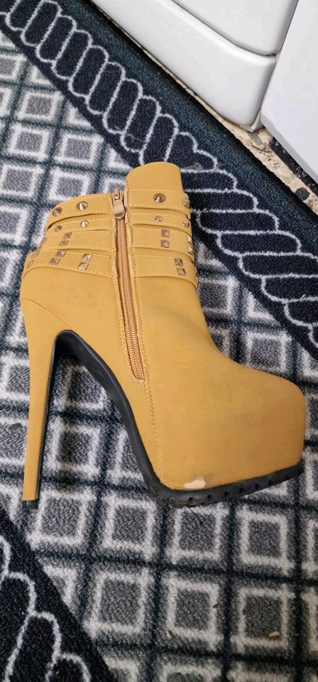 Plateau High Heels gr. 39 beige / braun Stiefel in Gusterath