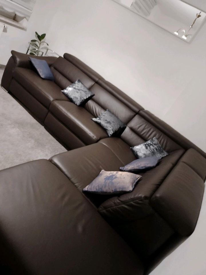 Ein Sofa mit zwei Tischen und zwei Vorhängen und einem schwarzen in Bremerhaven