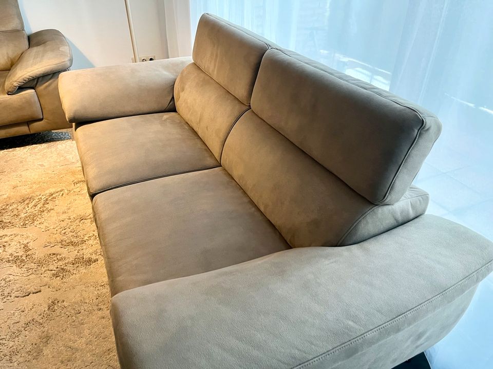 Stylische Sofas 2,5-sitzig/ Sitzgarnitur taupefarben in Verl