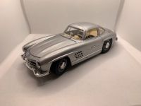 Modellauto 1:18 Mercedes Benz 300 SL Coupé Burago 300SL silber Niedersachsen - Bad Pyrmont Vorschau